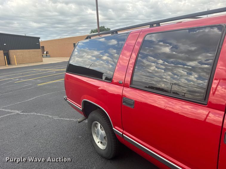 image for item EW4920 1999 Chevrolet Suburban SUV