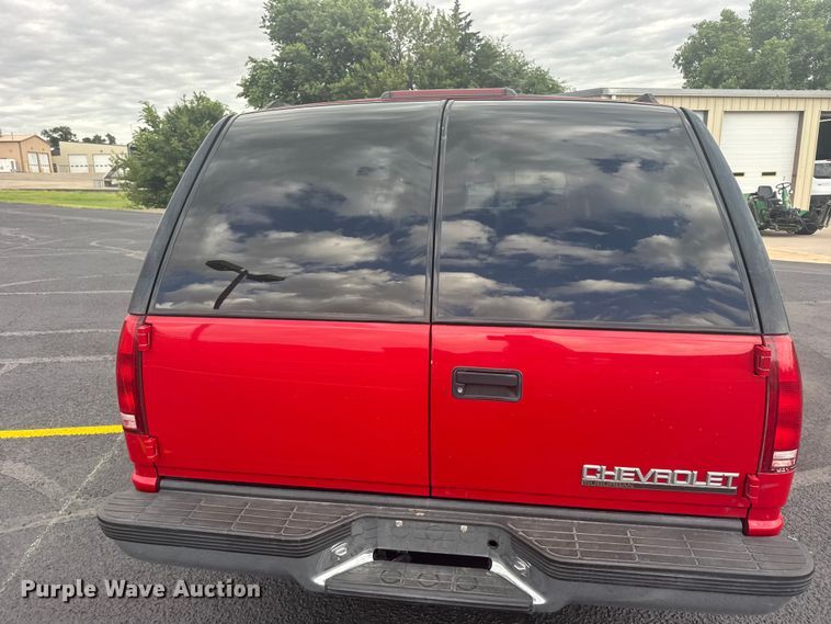 image for item EW4920 1999 Chevrolet Suburban SUV