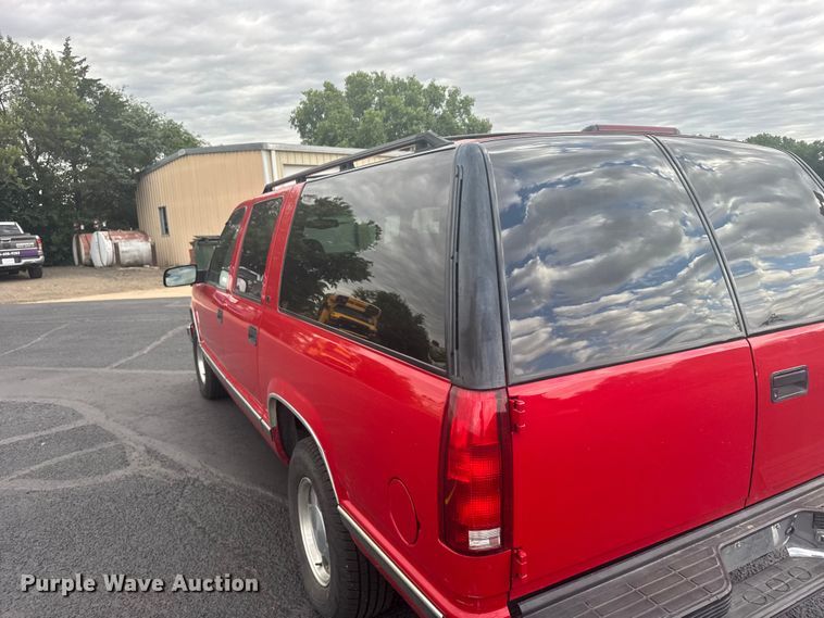 image for item EW4920 1999 Chevrolet Suburban SUV