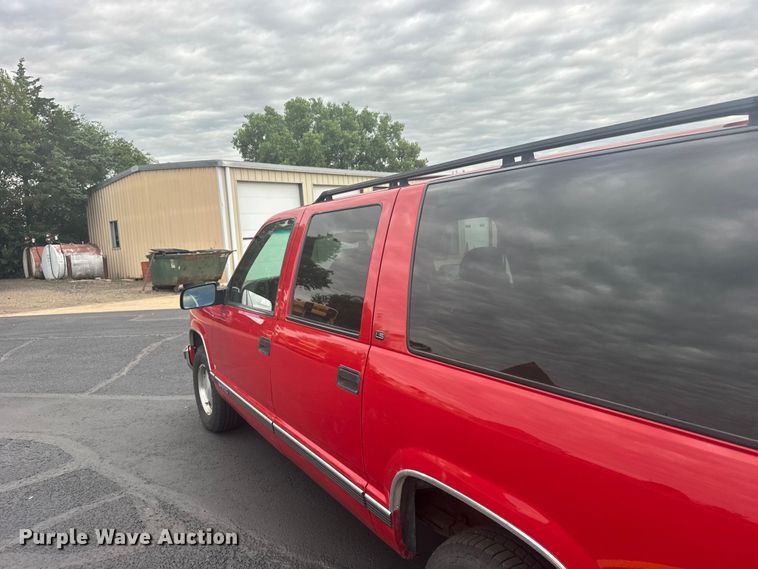 image for item EW4920 1999 Chevrolet Suburban SUV