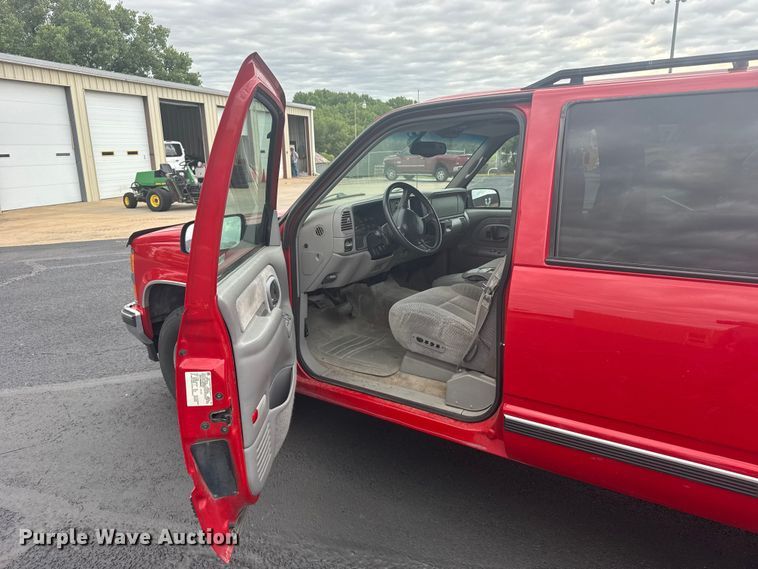 image for item EW4920 1999 Chevrolet Suburban SUV