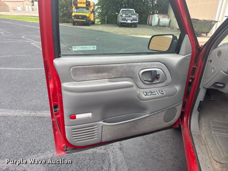 image for item EW4920 1999 Chevrolet Suburban SUV