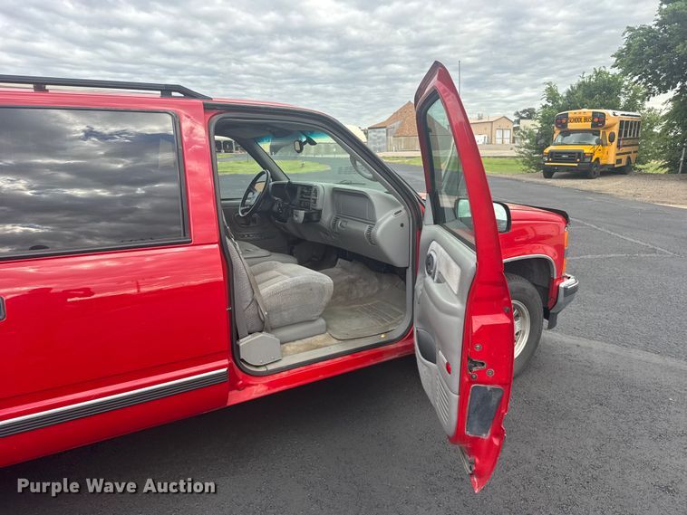 image for item EW4920 1999 Chevrolet Suburban SUV