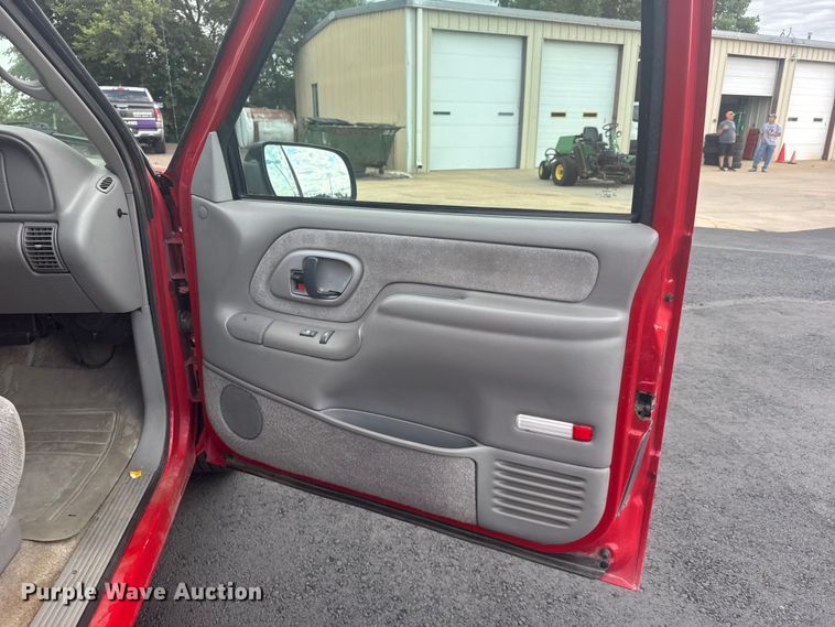 image for item EW4920 1999 Chevrolet Suburban SUV