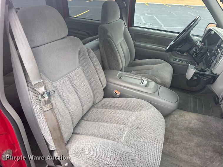 image for item EW4920 1999 Chevrolet Suburban SUV