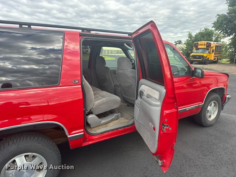 image for item EW4920 1999 Chevrolet Suburban SUV