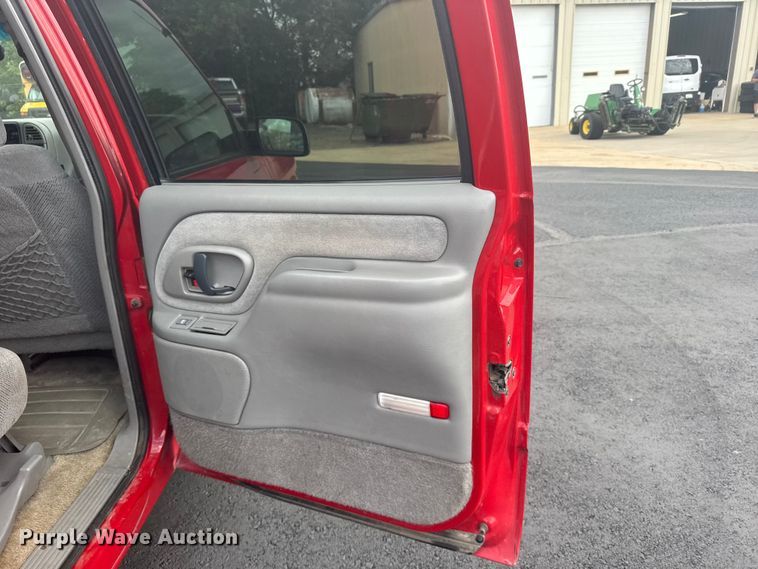 image for item EW4920 1999 Chevrolet Suburban SUV