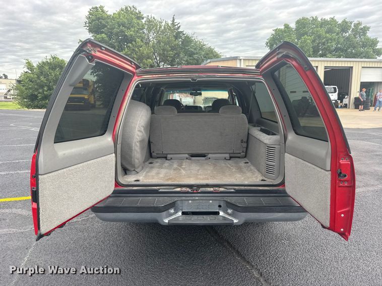 image for item EW4920 1999 Chevrolet Suburban SUV