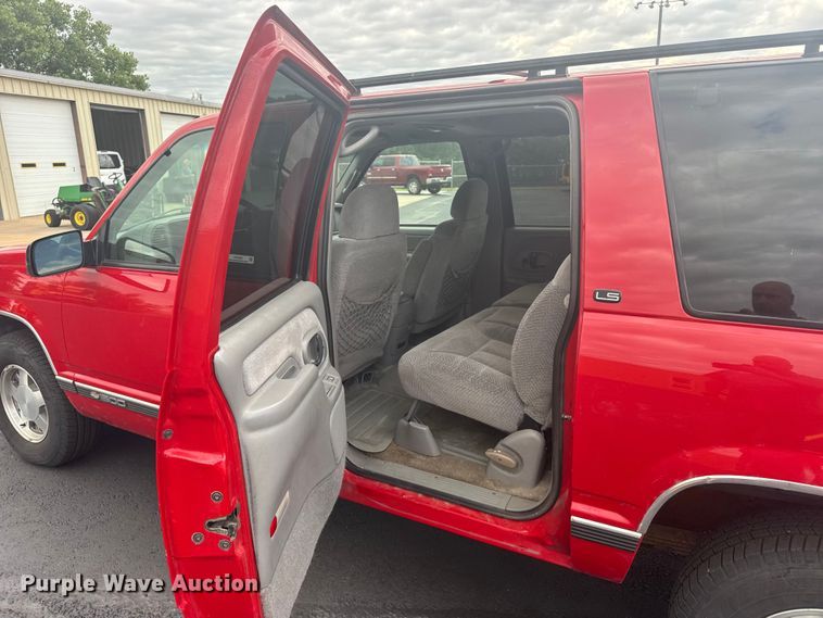image for item EW4920 1999 Chevrolet Suburban SUV