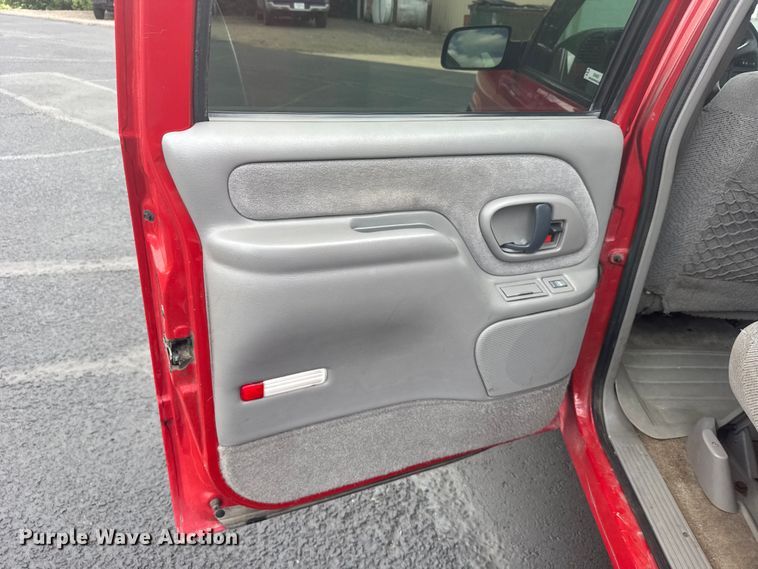 image for item EW4920 1999 Chevrolet Suburban SUV
