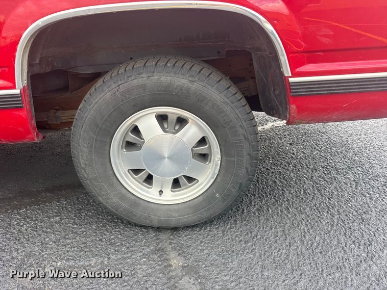 image for item EW4920 1999 Chevrolet Suburban SUV