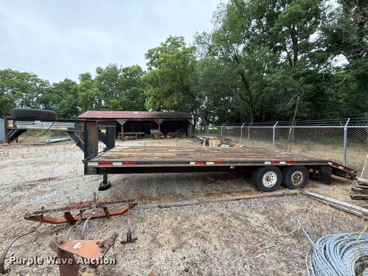 image for item EX2501 1997 Donahue Corporation UF-24B equipment trailer