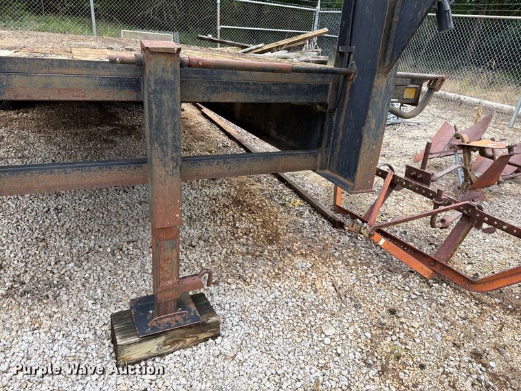 image for item EX2501 1997 Donahue Corporation UF-24B equipment trailer