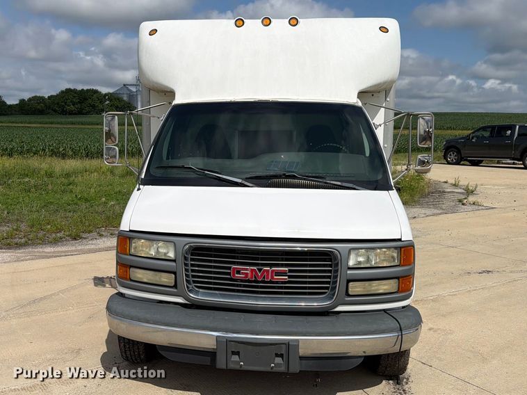 image for item EX4517 2002 GMC Savana box truck