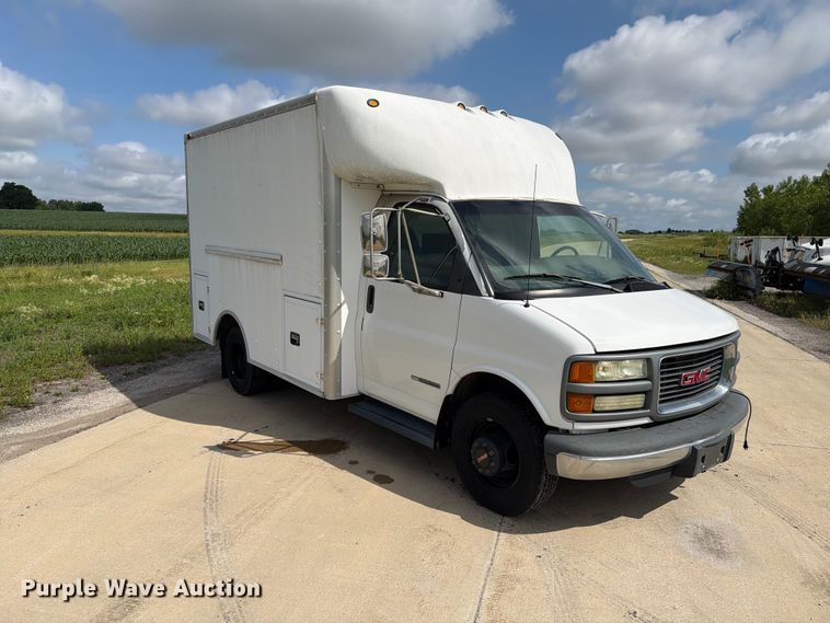 image for item EX4517 2002 GMC Savana box truck