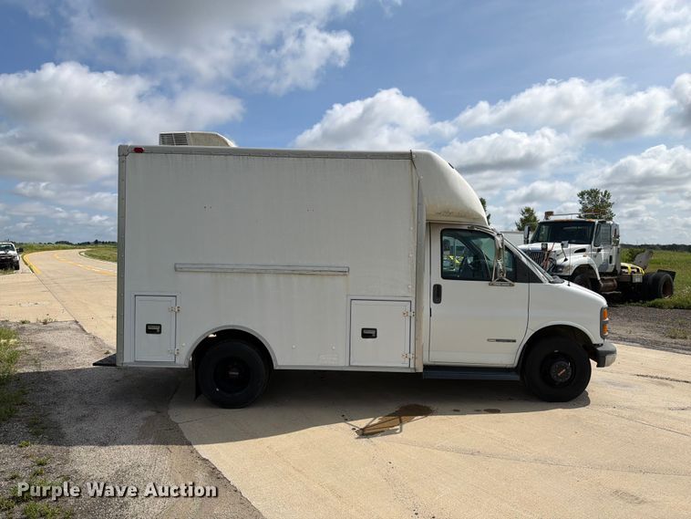 image for item EX4517 2002 GMC Savana box truck