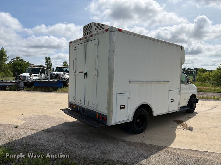 image for item EX4517 2002 GMC Savana box truck