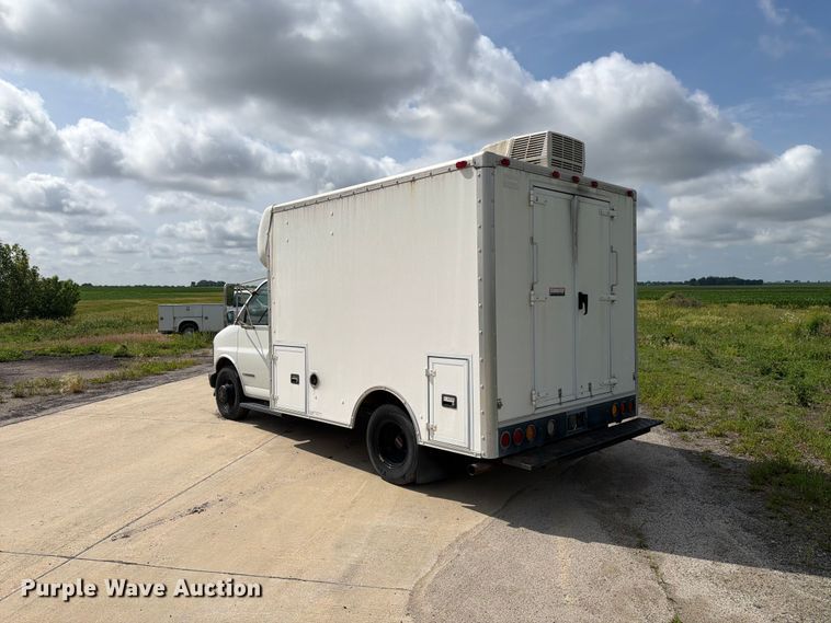 image for item EX4517 2002 GMC Savana box truck