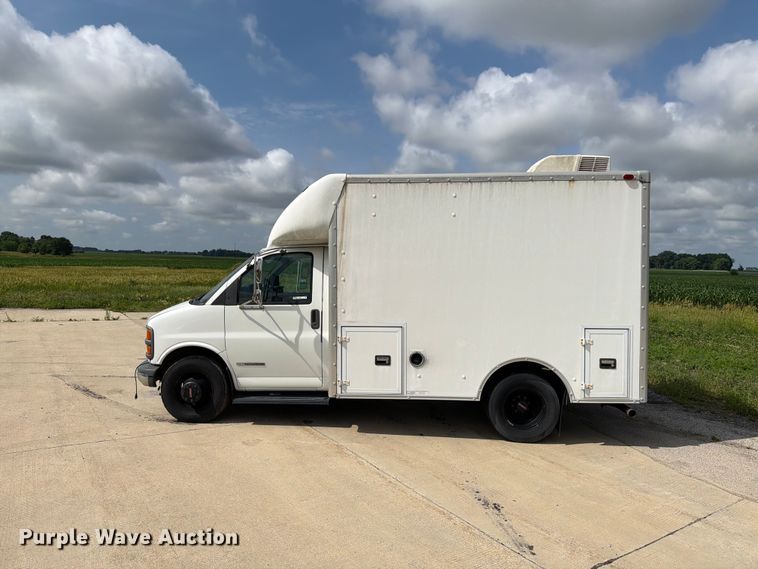image for item EX4517 2002 GMC Savana box truck