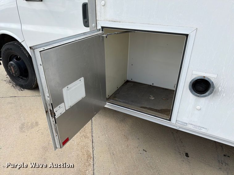 image for item EX4517 2002 GMC Savana box truck
