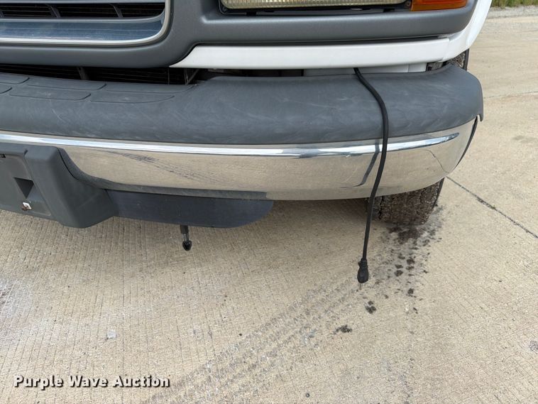image for item EX4517 2002 GMC Savana box truck