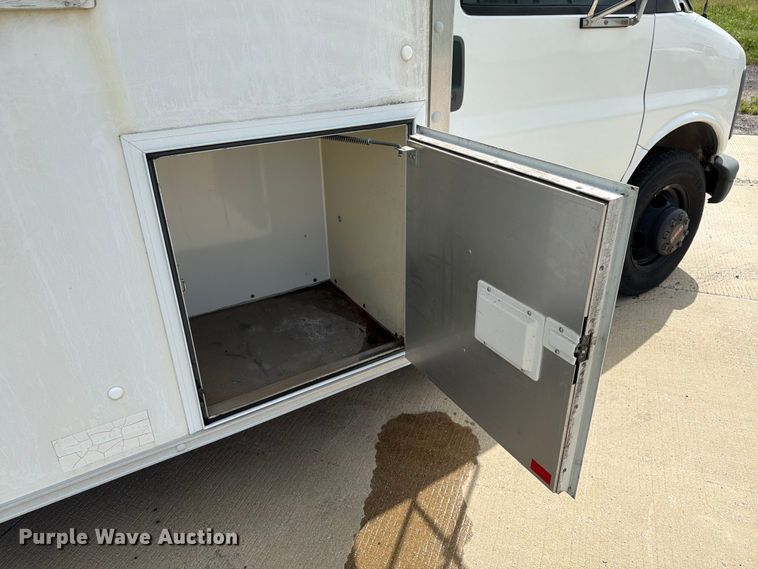 image for item EX4517 2002 GMC Savana box truck