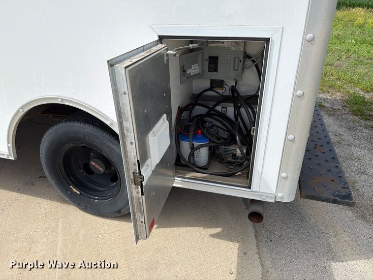 image for item EX4517 2002 GMC Savana box truck