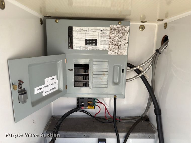 image for item EX4517 2002 GMC Savana box truck