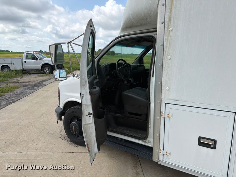 image for item EX4517 2002 GMC Savana box truck