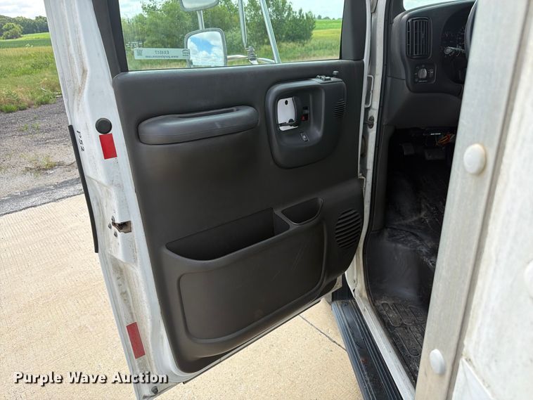image for item EX4517 2002 GMC Savana box truck