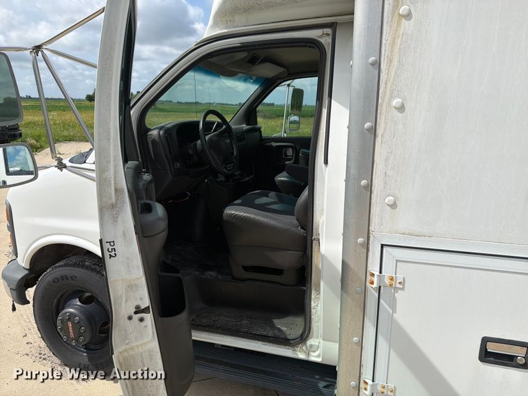 image for item EX4517 2002 GMC Savana box truck