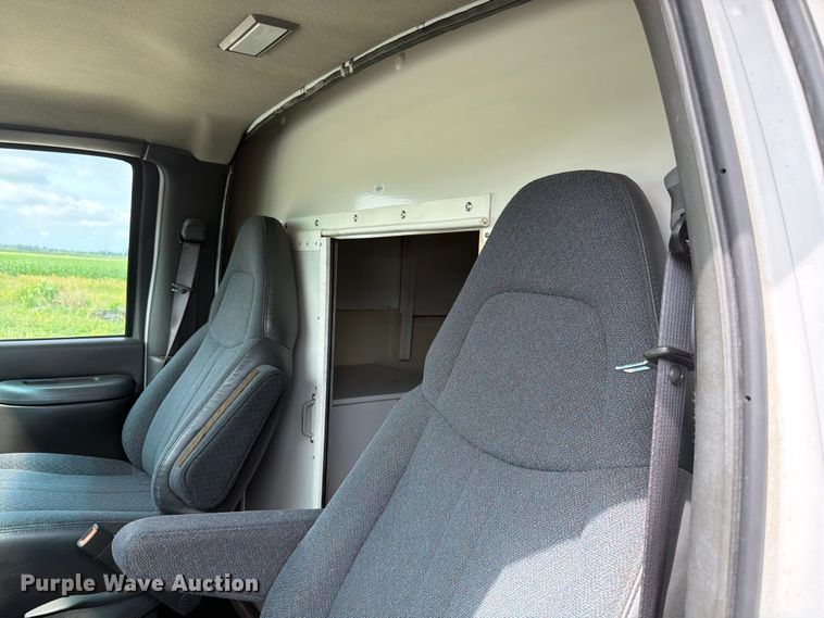 image for item EX4517 2002 GMC Savana box truck