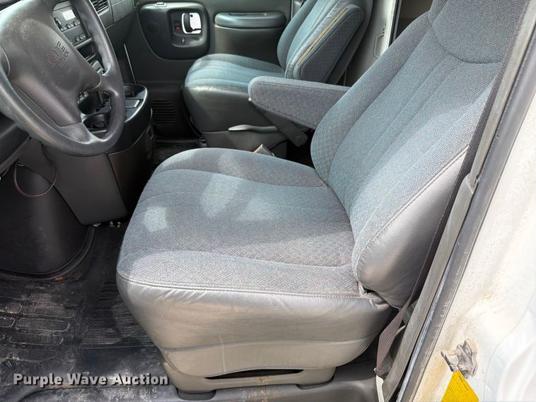 image for item EX4517 2002 GMC Savana box truck