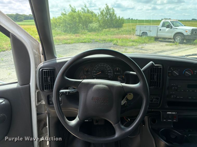 image for item EX4517 2002 GMC Savana box truck