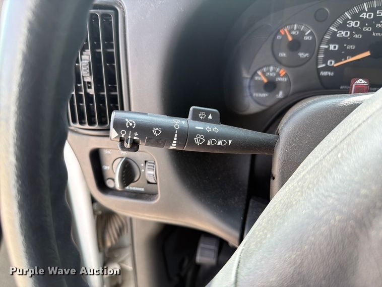 image for item EX4517 2002 GMC Savana box truck