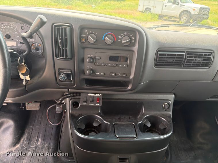 image for item EX4517 2002 GMC Savana box truck