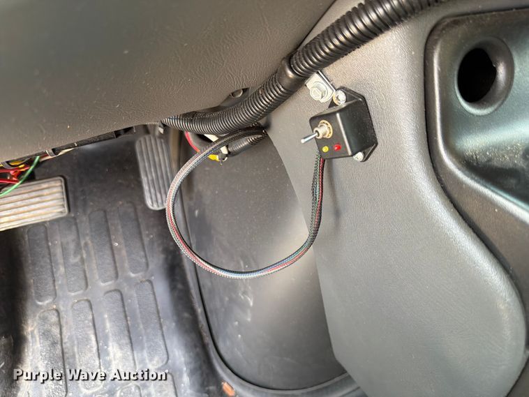 image for item EX4517 2002 GMC Savana box truck