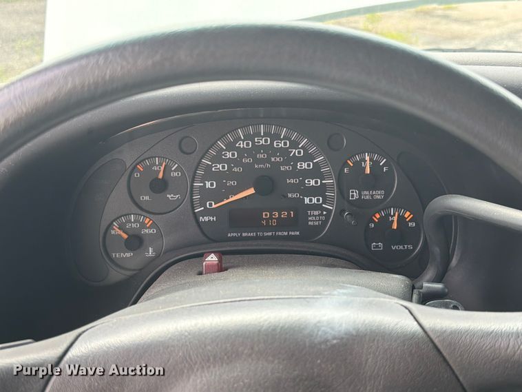 image for item EX4517 2002 GMC Savana box truck