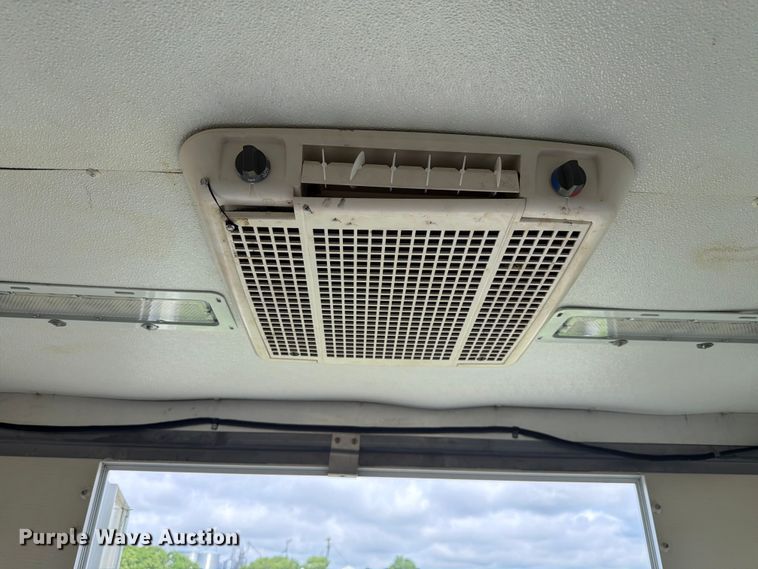 image for item EX4517 2002 GMC Savana box truck