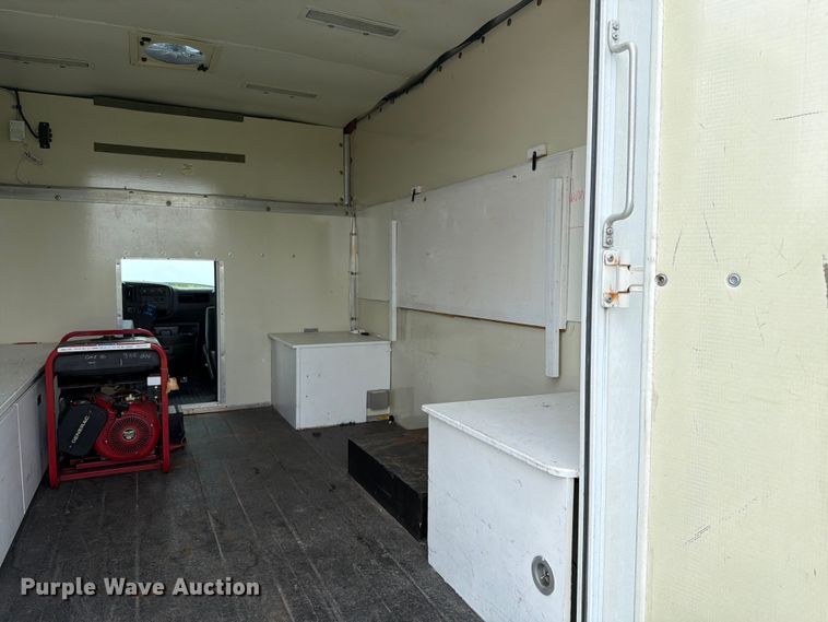 image for item EX4517 2002 GMC Savana box truck