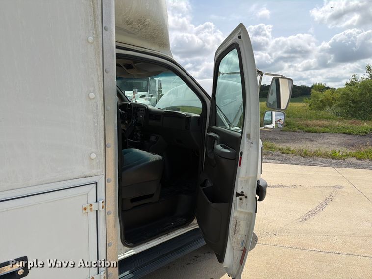 image for item EX4517 2002 GMC Savana box truck