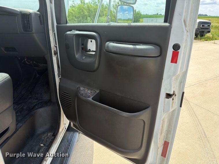 image for item EX4517 2002 GMC Savana box truck