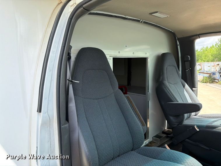 image for item EX4517 2002 GMC Savana box truck