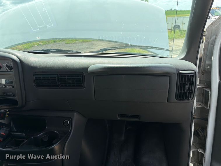 image for item EX4517 2002 GMC Savana box truck