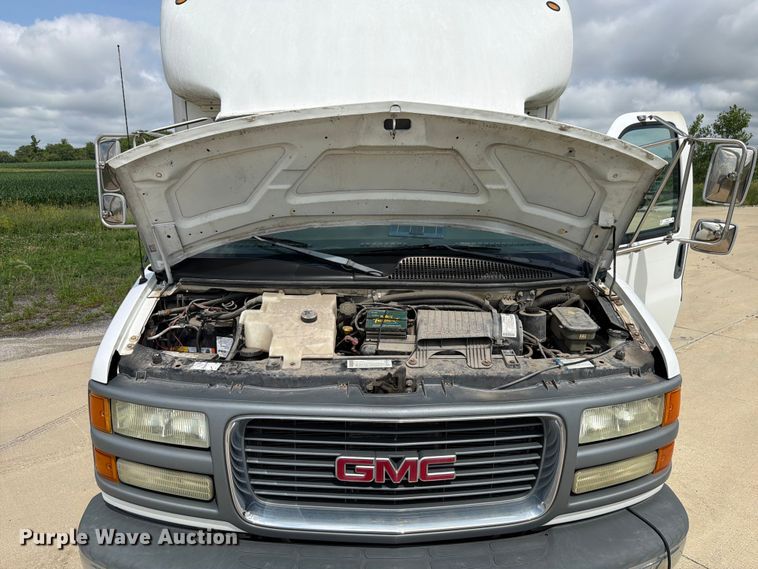 image for item EX4517 2002 GMC Savana box truck