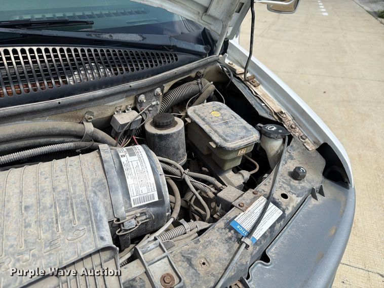image for item EX4517 2002 GMC Savana box truck