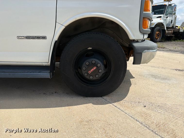 image for item EX4517 2002 GMC Savana box truck