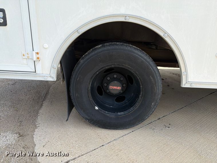 image for item EX4517 2002 GMC Savana box truck