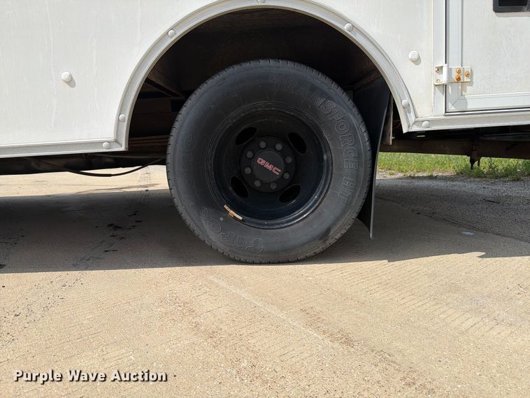 image for item EX4517 2002 GMC Savana box truck