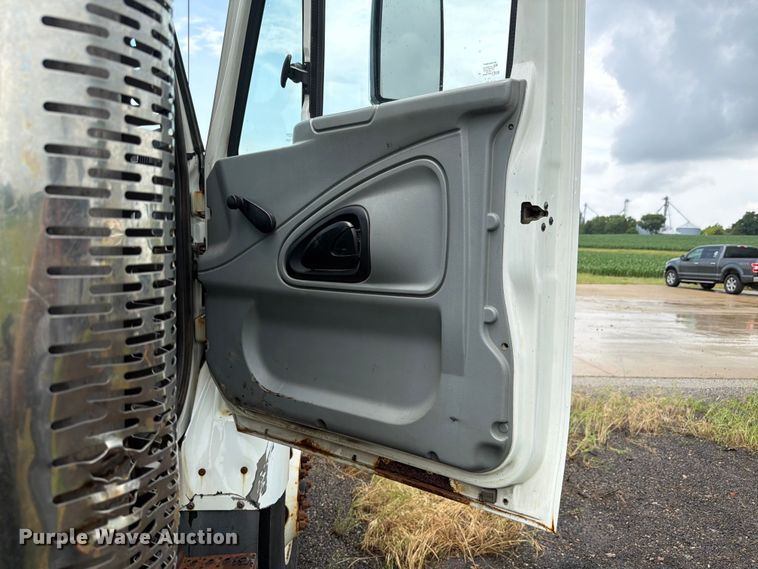 image for item EX4522 2006 International WorkStar 7400 truck cab and chassis